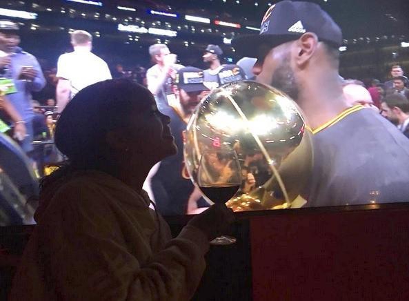 詹皇的第一迷妹！天后蕾哈娜看詹姆斯这眼神让皇嫂感到了危机