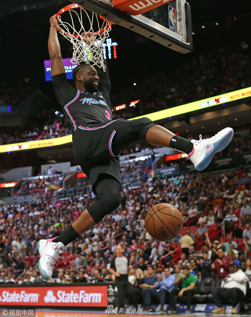 韦德扣篮后露出笑容