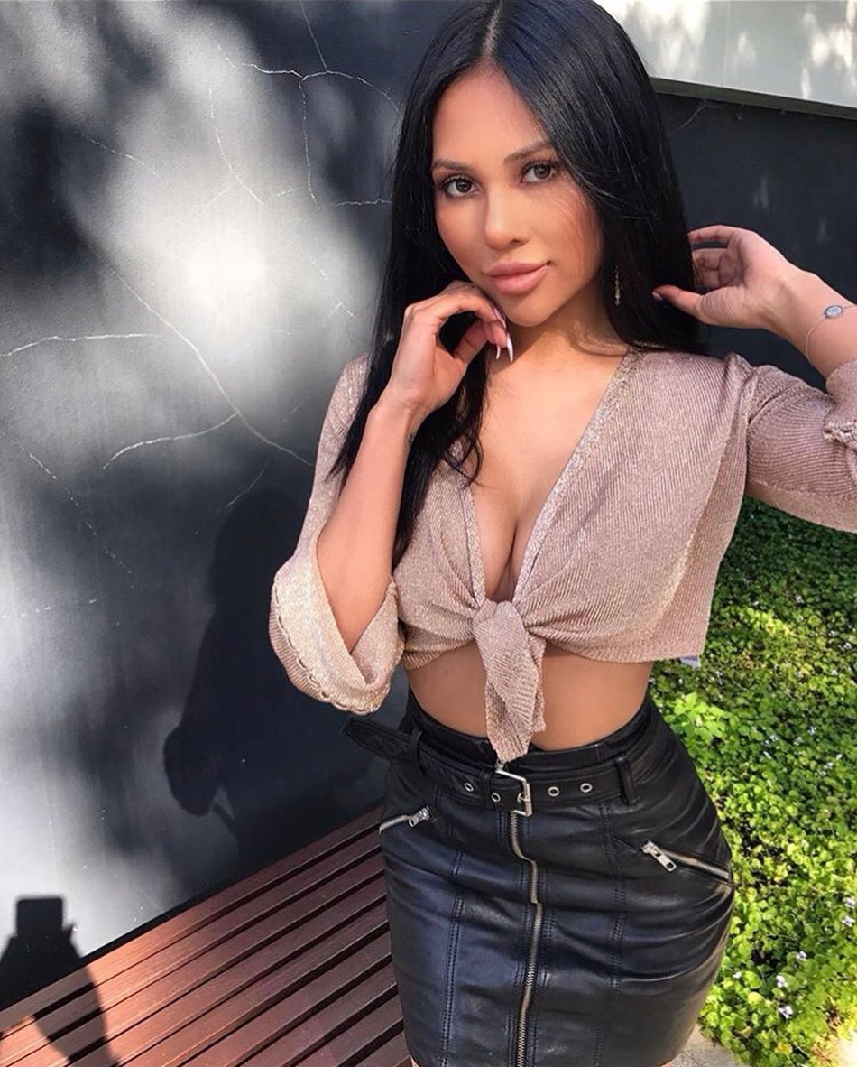 库兹马女友曝光!完美身材虐詹娜十条街,曾是位体育记者