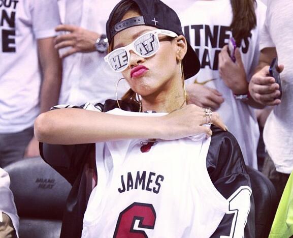 詹皇的第一迷妹！天后蕾哈娜看詹姆斯这眼神让皇嫂感到了危机