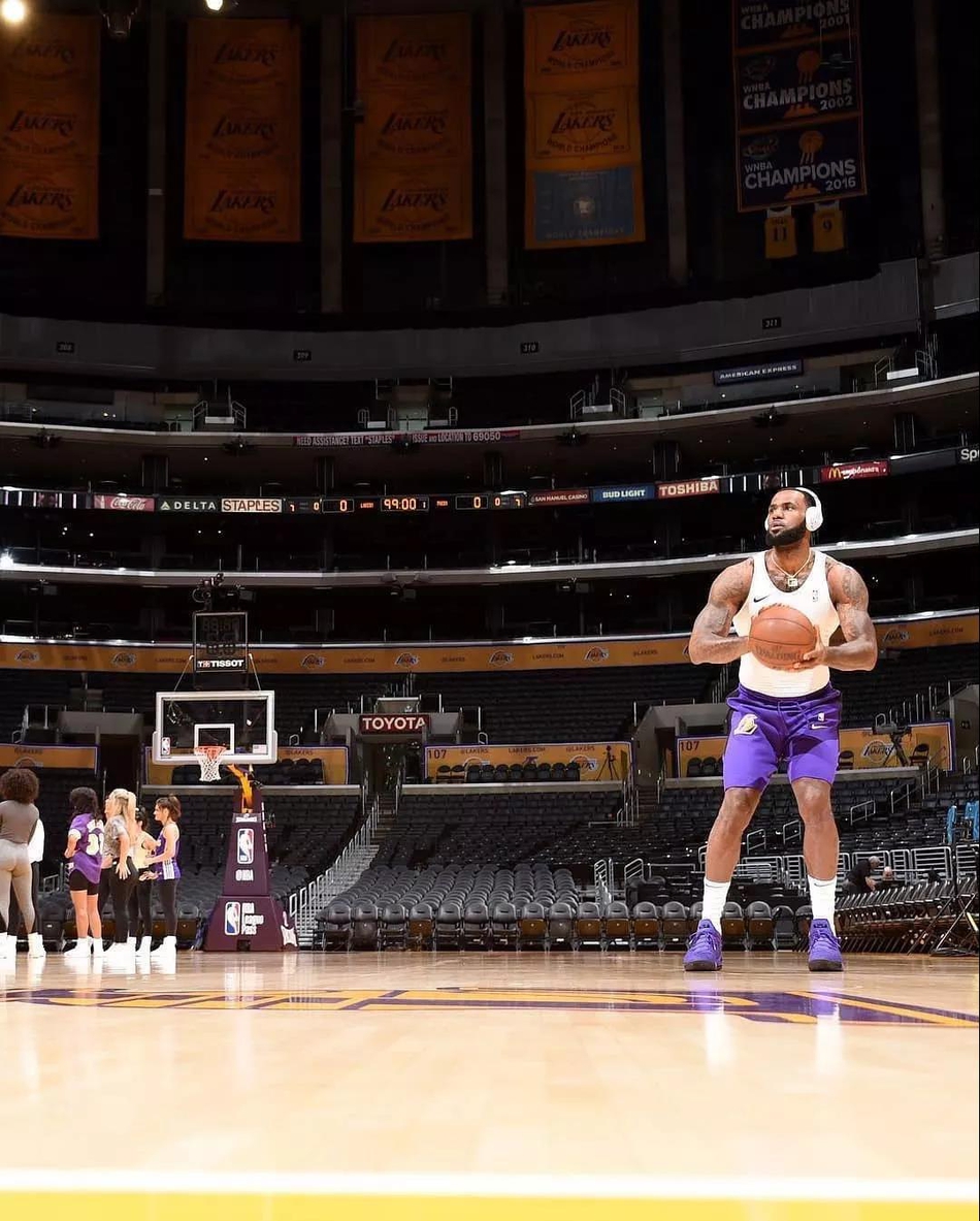 泪奔！詹姆斯终于要复出了！一个月来他首次赛前训练