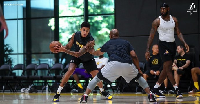 詹姆斯与库兹马一同训练！转念一想，这原来是湖人全队训练啊