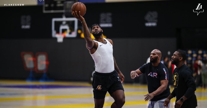 詹姆斯与库兹马一同训练！转念一想，这原来是湖人全队训练啊