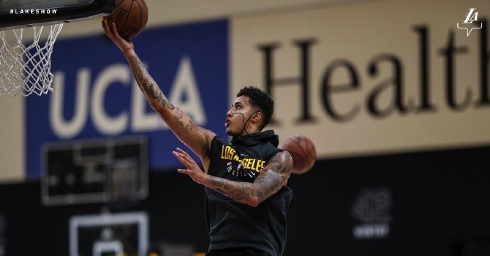 詹姆斯与库兹马一同训练！转念一想，这原来是湖人全队训练啊