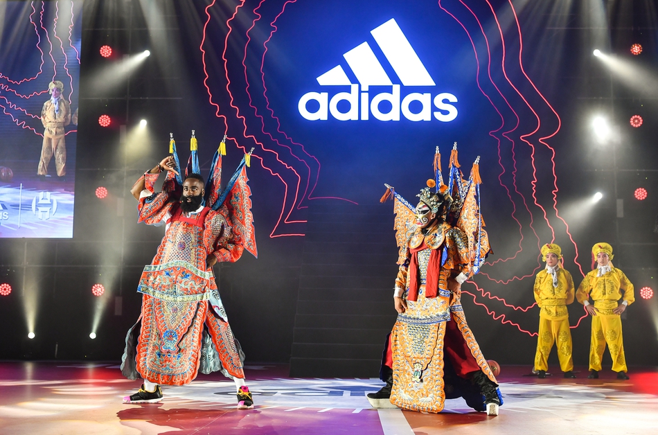 哈登中国行：化身京剧演员现场飙戏，被女拉拉队员众星捧月