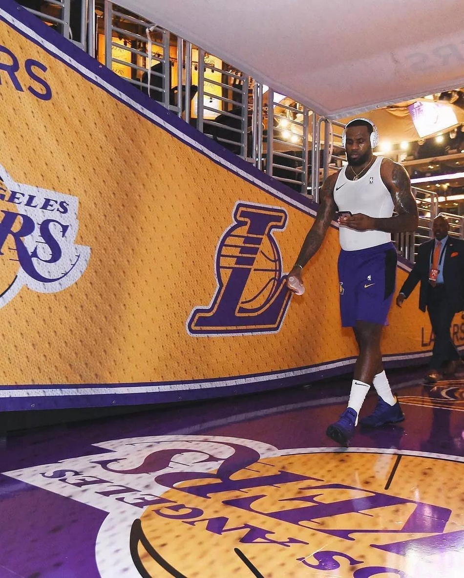 泪奔！詹姆斯终于要复出了！一个月来他首次赛前训练