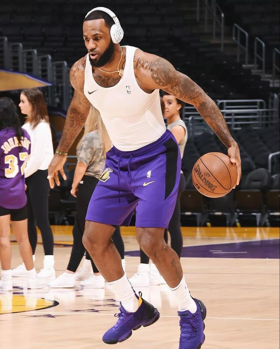 泪奔！詹姆斯终于要复出了！一个月来他首次赛前训练