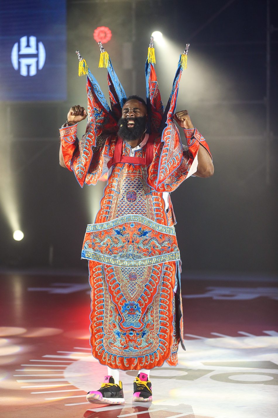 哈登中国行：化身京剧演员现场飙戏，被女拉拉队员众星捧月