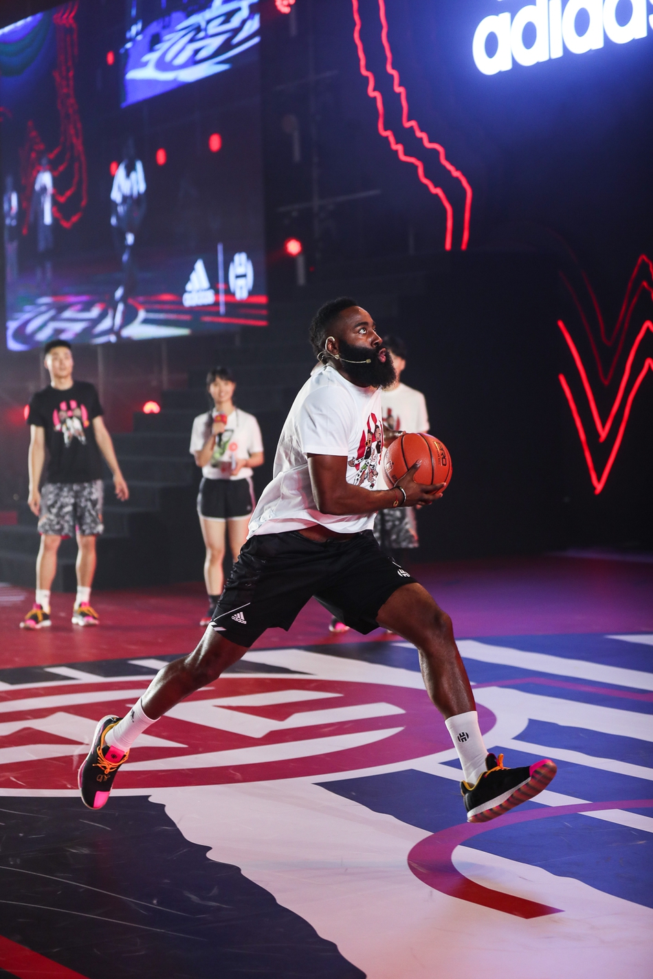 哈登中国行：化身京剧演员现场飙戏，被女拉拉队员众星捧月