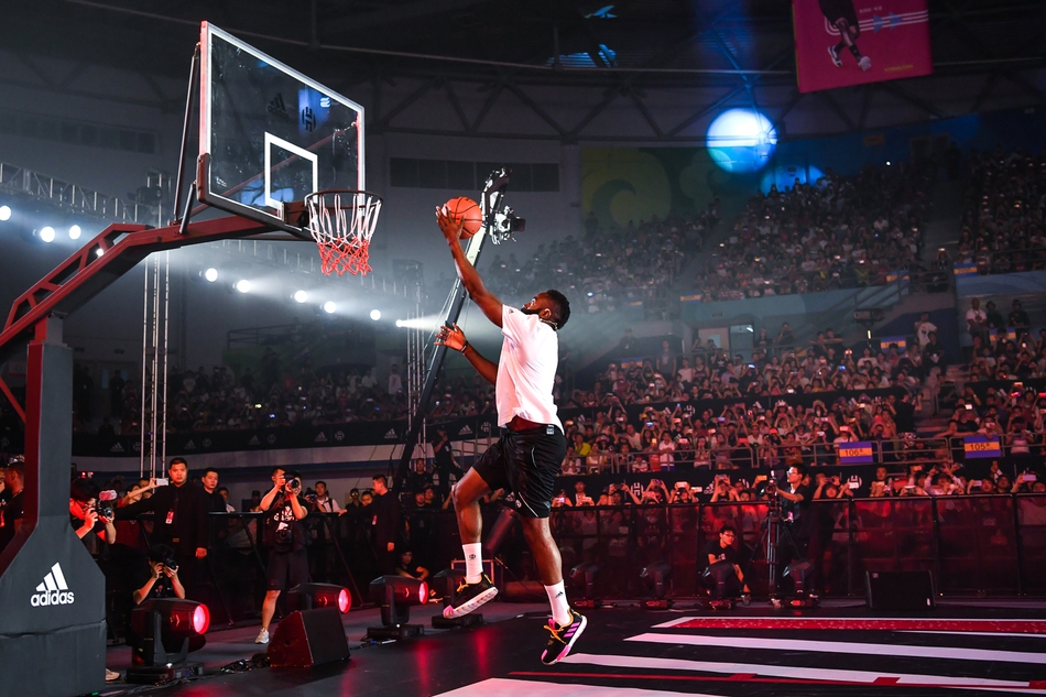 哈登中国行：化身京剧演员现场飙戏，被女拉拉队员众星捧月