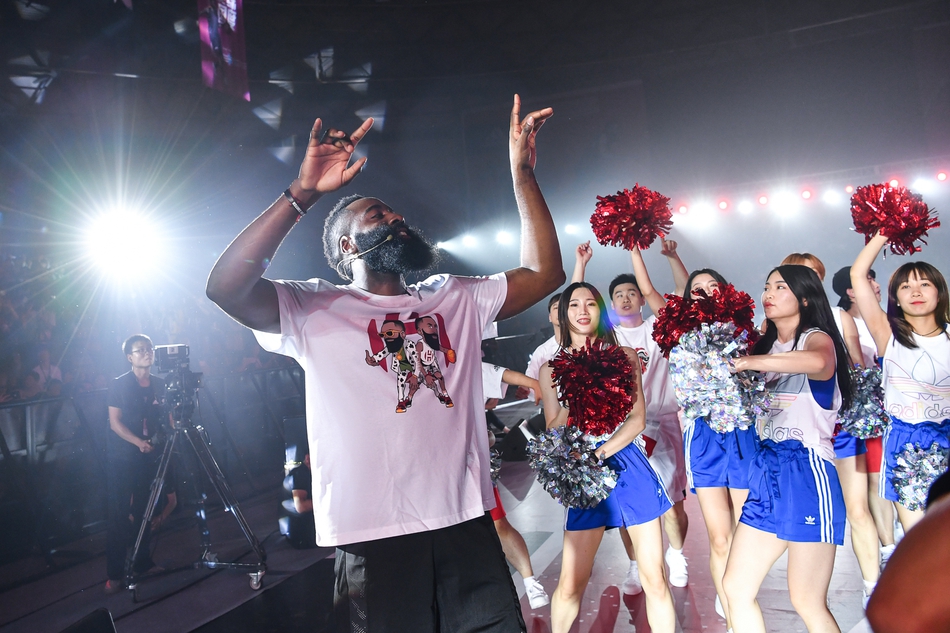 哈登中国行：化身京剧演员现场飙戏，被女拉拉队员众星捧月