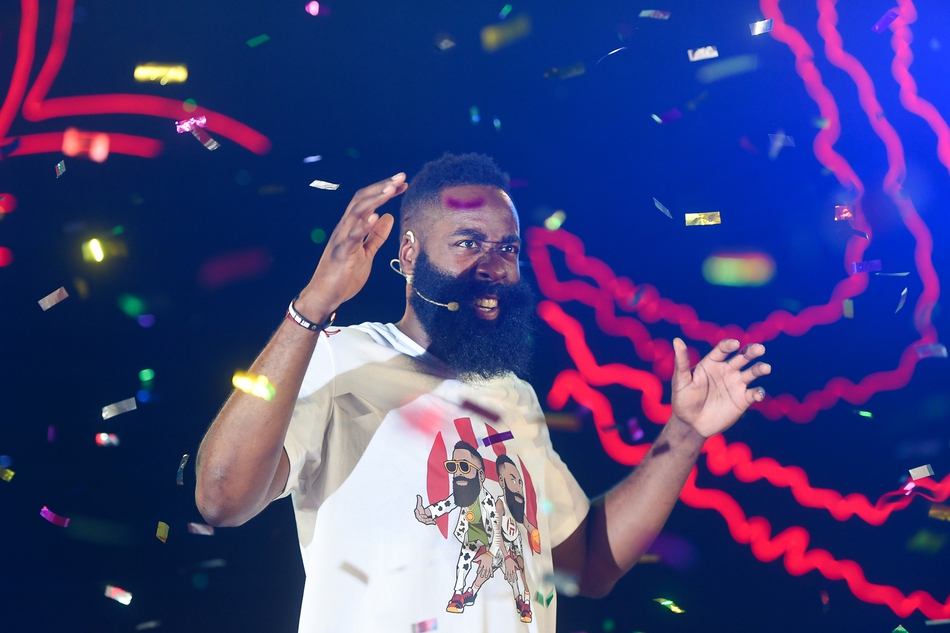 哈登中国行：化身京剧演员现场飙戏，被女拉拉队员众星捧月