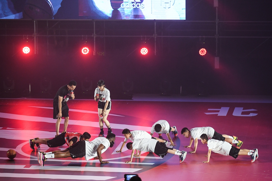 哈登中国行：化身京剧演员现场飙戏，被女拉拉队员众星捧月