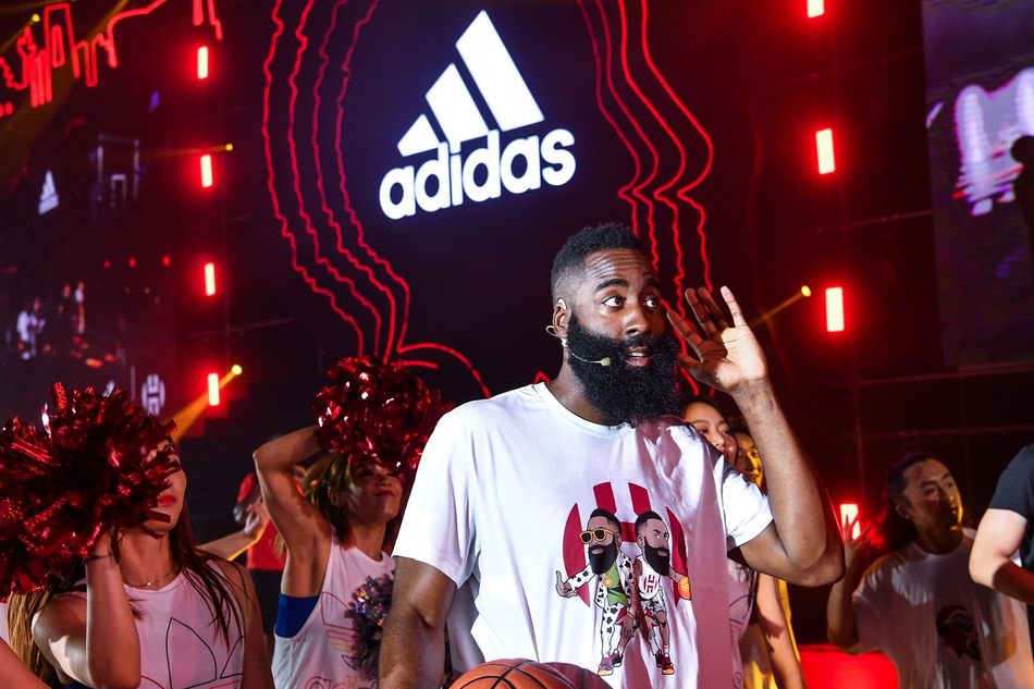 哈登中国行：化身京剧演员现场飙戏，被女拉拉队员众星捧月