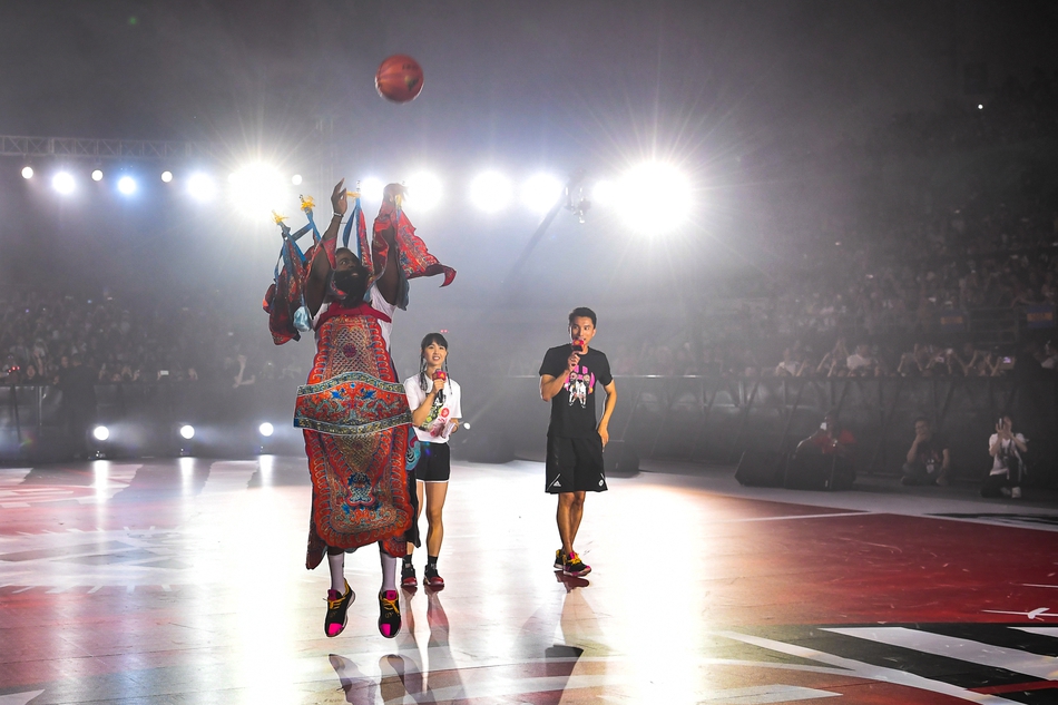 哈登中国行：化身京剧演员现场飙戏，被女拉拉队员众星捧月