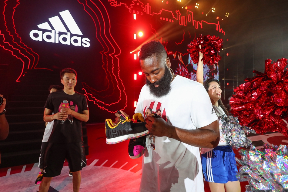 哈登中国行：化身京剧演员现场飙戏，被女拉拉队员众星捧月