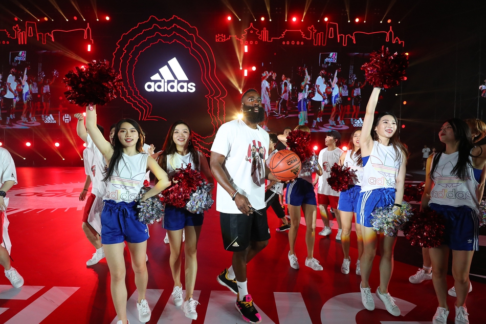 哈登中国行：化身京剧演员现场飙戏，被女拉拉队员众星捧月