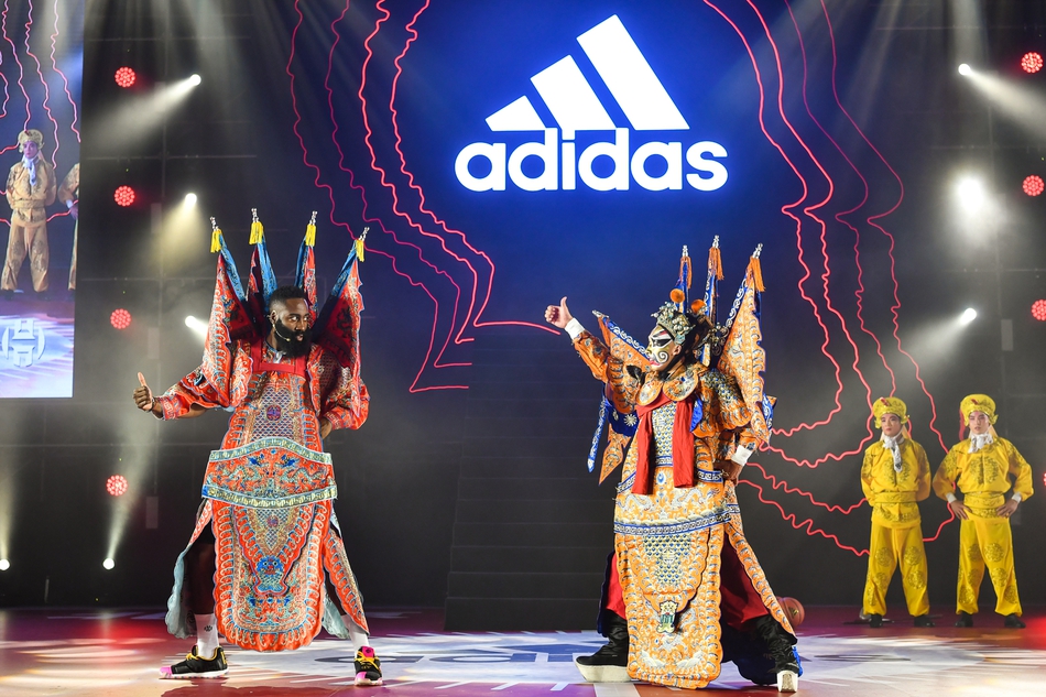 哈登中国行：化身京剧演员现场飙戏，被女拉拉队员众星捧月