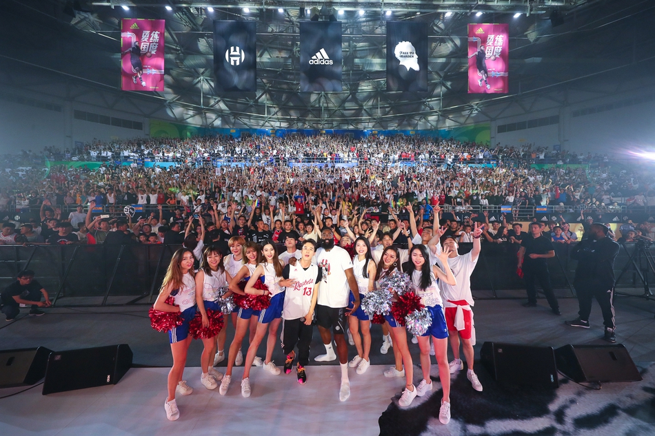 哈登中国行：化身京剧演员现场飙戏，被女拉拉队员众星捧月