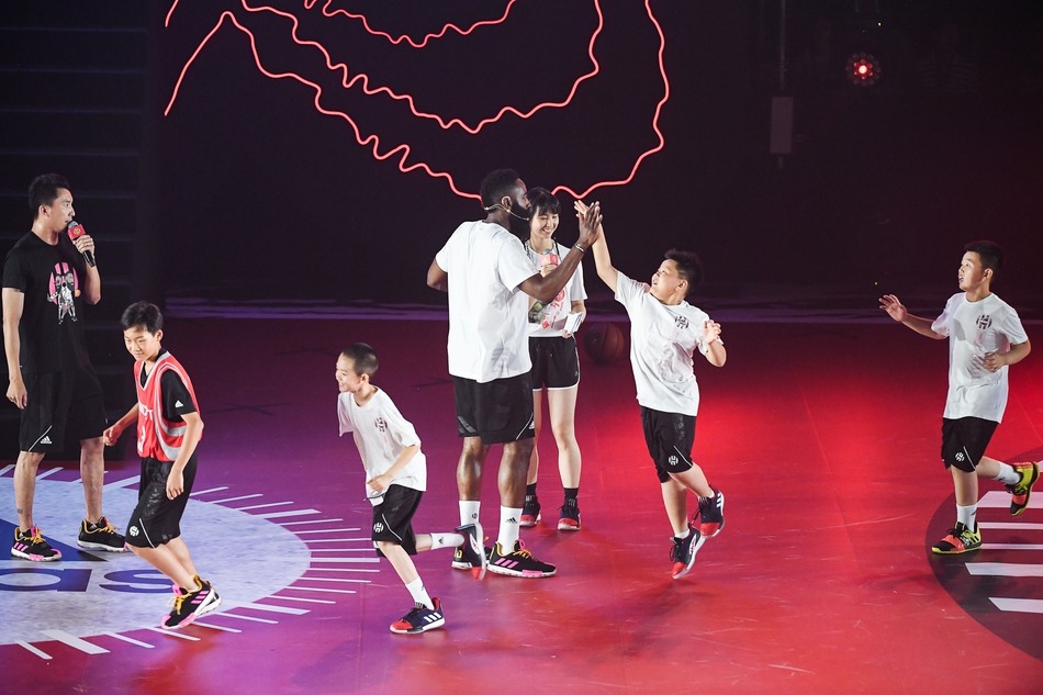 哈登中国行：化身京剧演员现场飙戏，被女拉拉队员众星捧月