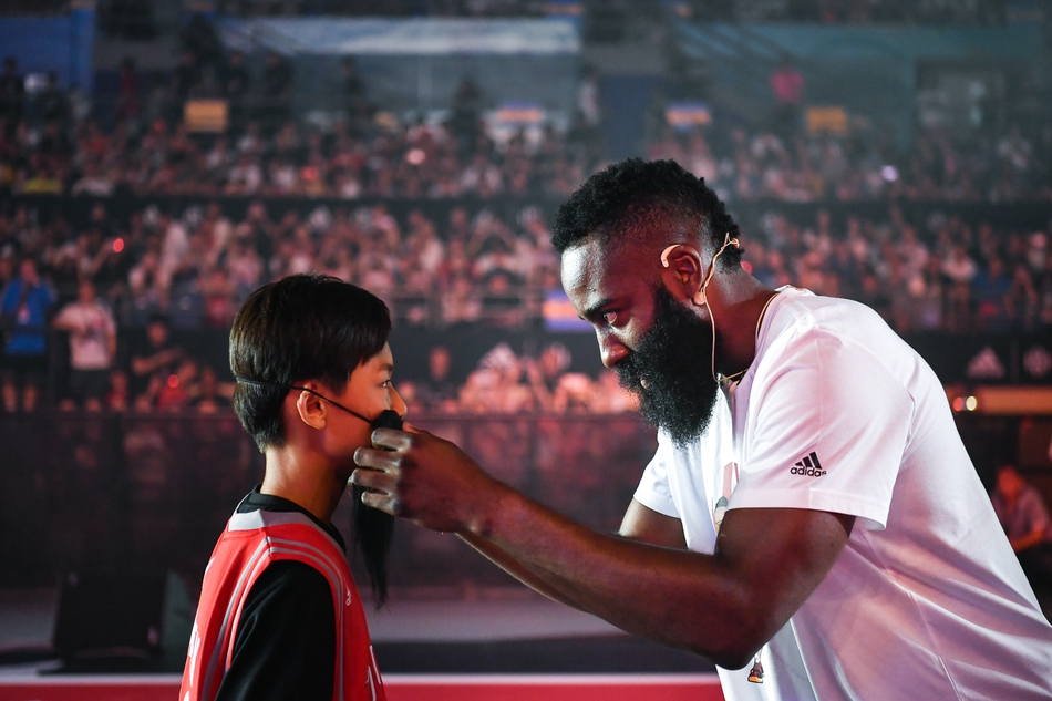 哈登中国行：化身京剧演员现场飙戏，被女拉拉队员众星捧月