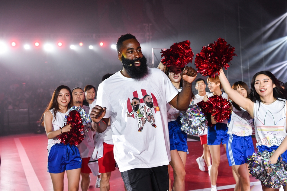 哈登中国行：化身京剧演员现场飙戏，被女拉拉队员众星捧月