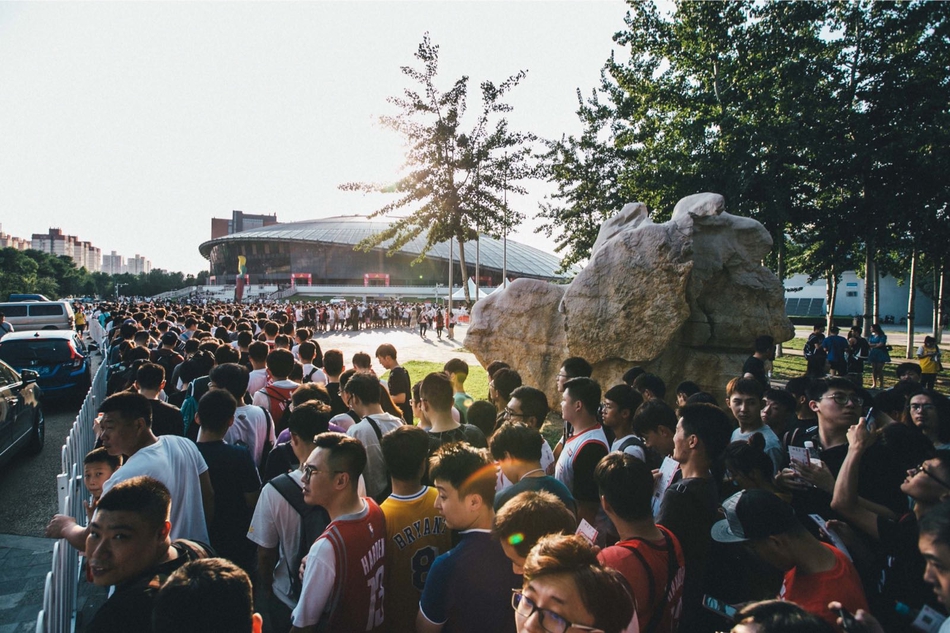 哈登中国行：化身京剧演员现场飙戏，被女拉拉队员众星捧月