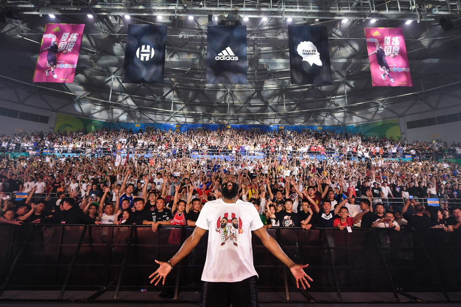 哈登中国行：化身京剧演员现场飙戏，被女拉拉队员众星捧月