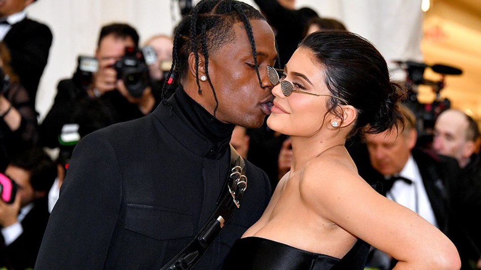 人美身材好能赚钱!收入是詹皇2倍的卡戴珊小妹