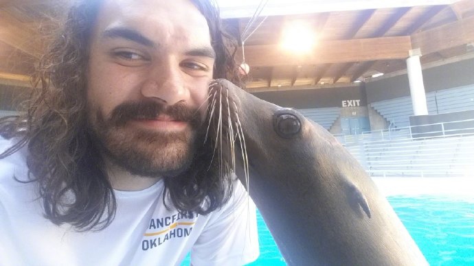 海王发福马王没了腹肌，但你仍旧分不清他和亚当斯