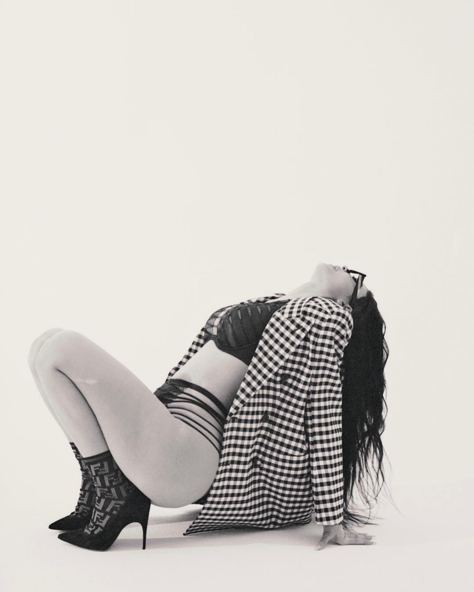 凯莉-詹娜大秀好身材