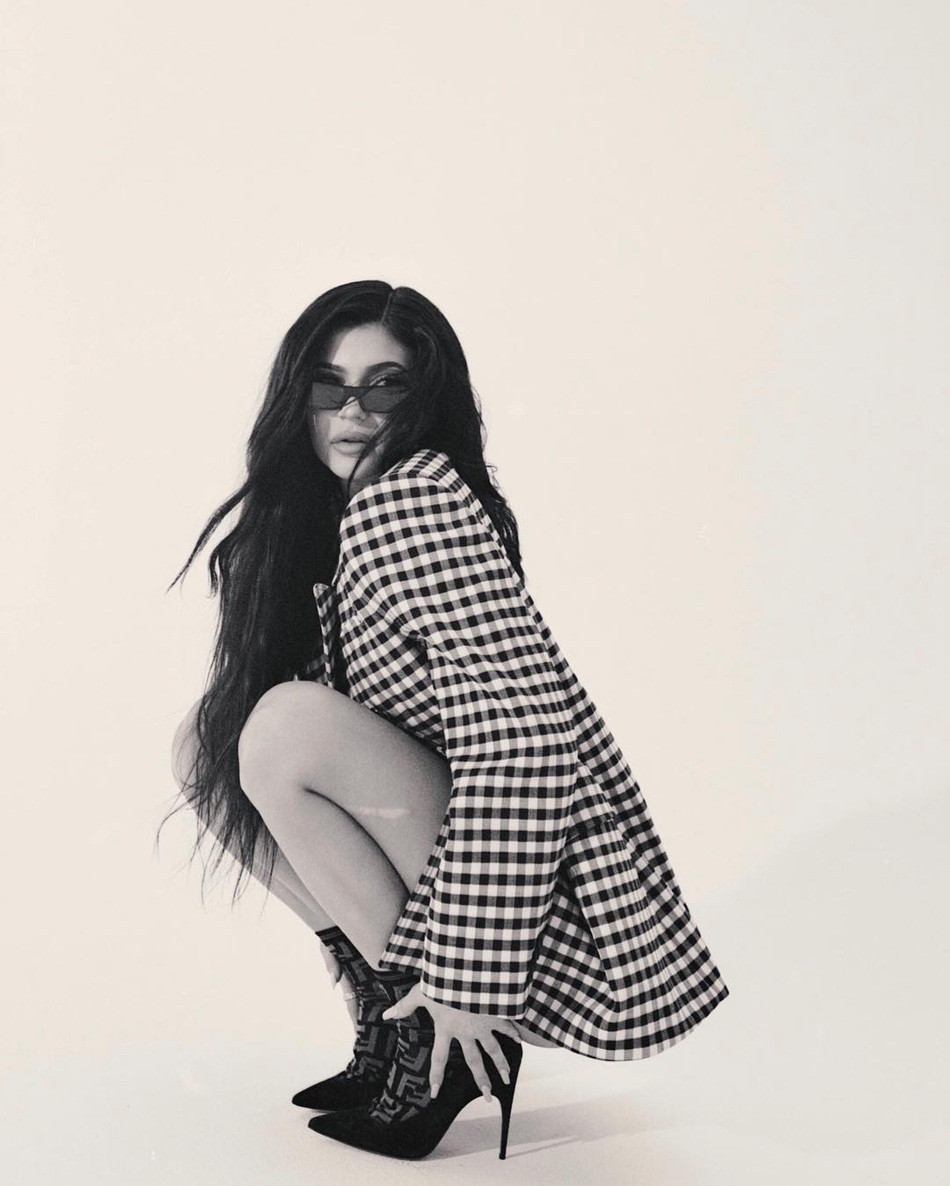 卡戴珊小妹最新私房写真！这是个年收入1.66亿美元的性感妹子