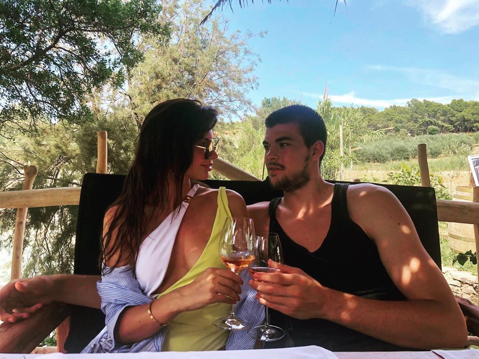 腿长有1米8吧！高挑美颜+完美气质，公认NBA前五级别的女友