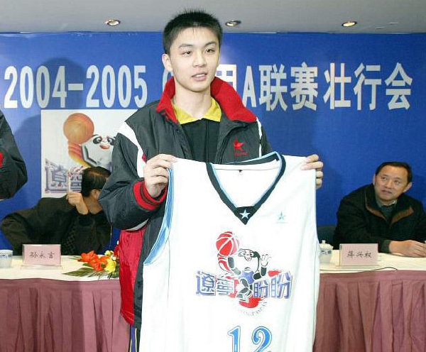 杨鸣球衣退役!再见了12号