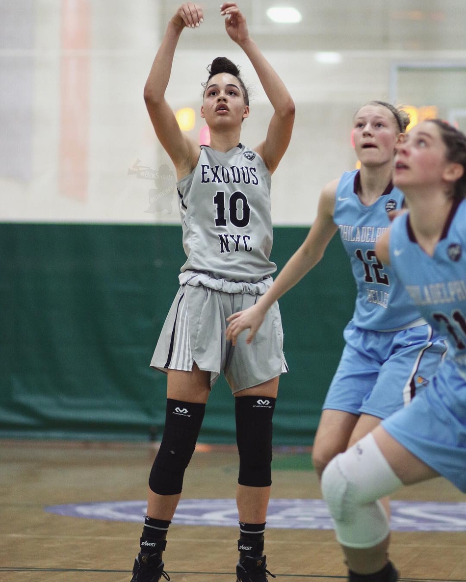 又一位篮球女神！这小蛮腰真的禁得起对抗吗