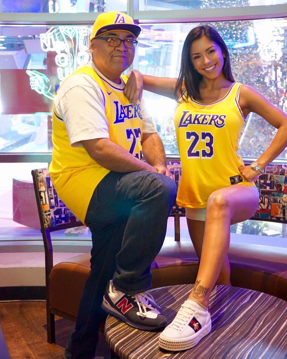 詹姆斯身后的女人太亮眼了！这颜值和身材堪比瓦妮莎啊