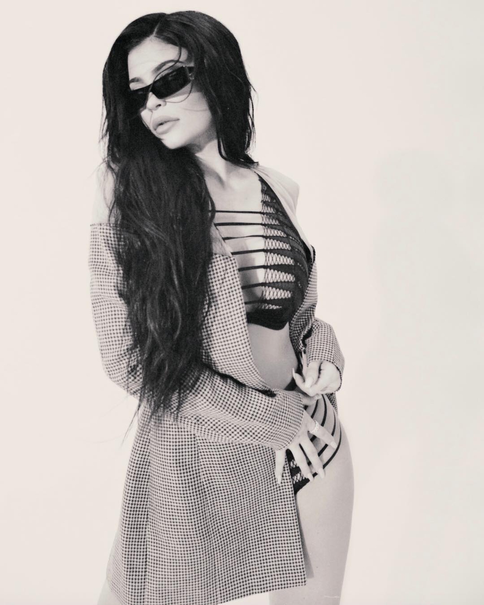 卡戴珊小妹最新私房写真！这是个年收入1.66亿美元的性感妹子