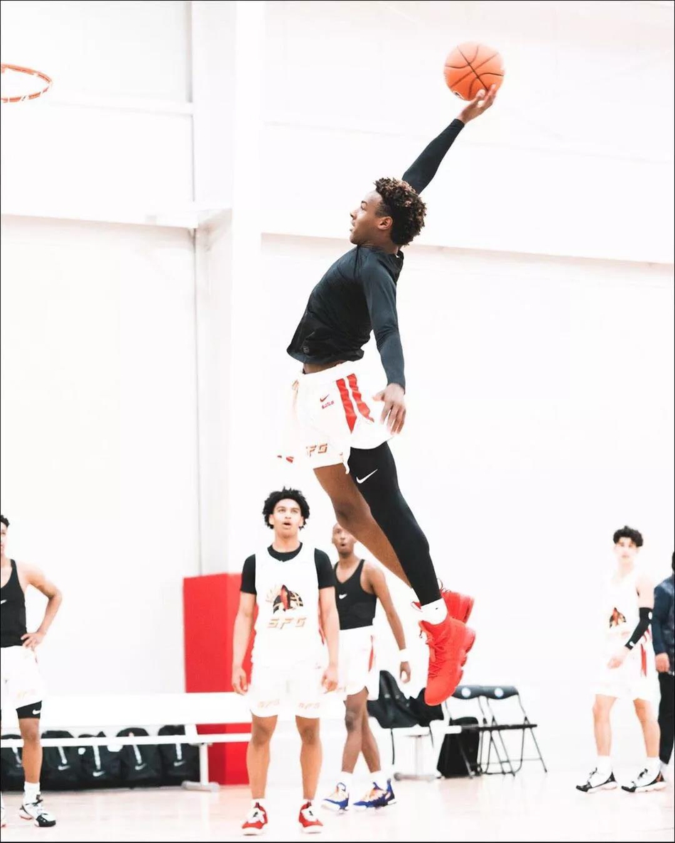 单臂暴扣！詹姆斯与大儿子这一动作，谁的更帅？