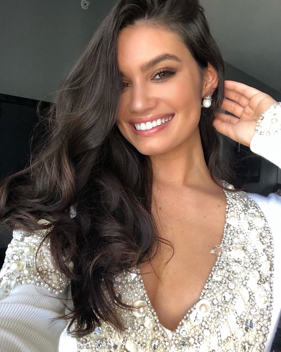 大帝宠妃真的美炸了!泳装杂志御用封面,这身材看着容易喷血