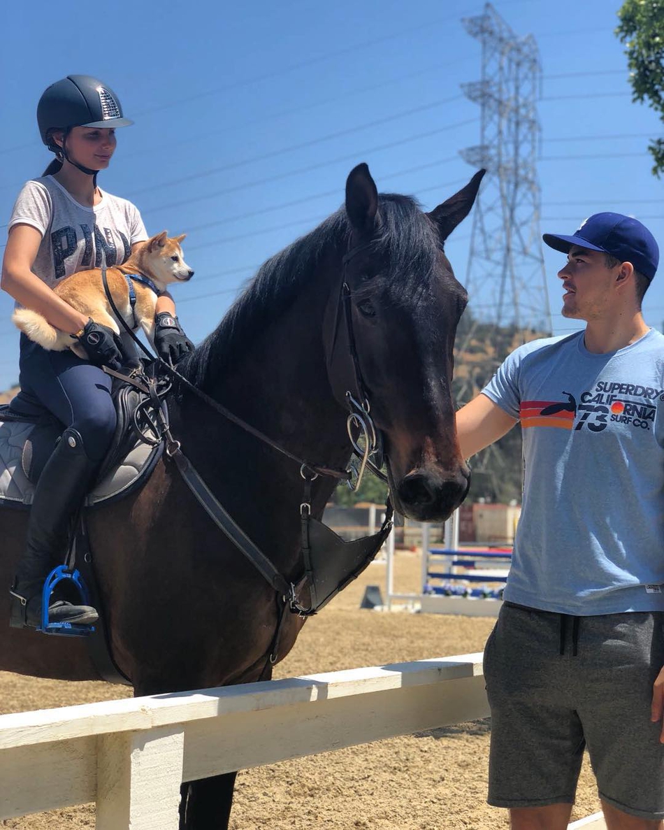 腿长有1米8吧！高挑美颜+完美气质，公认NBA前五级别的女友