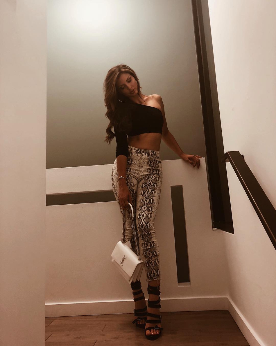 腿长有1米8吧！高挑美颜+完美气质，公认NBA前五级别的女友