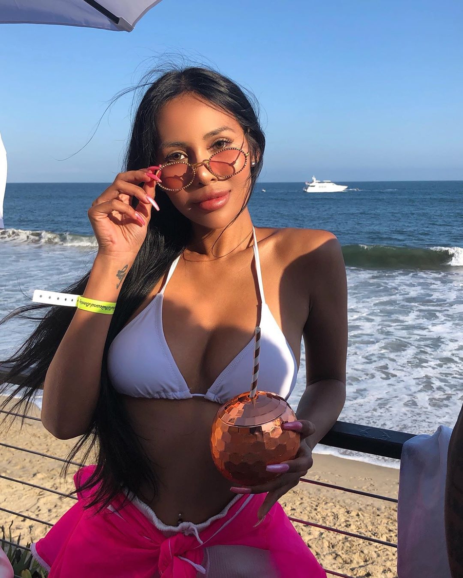 库兹马女友曝光!完美身材虐詹娜十条街,曾是位体育记者