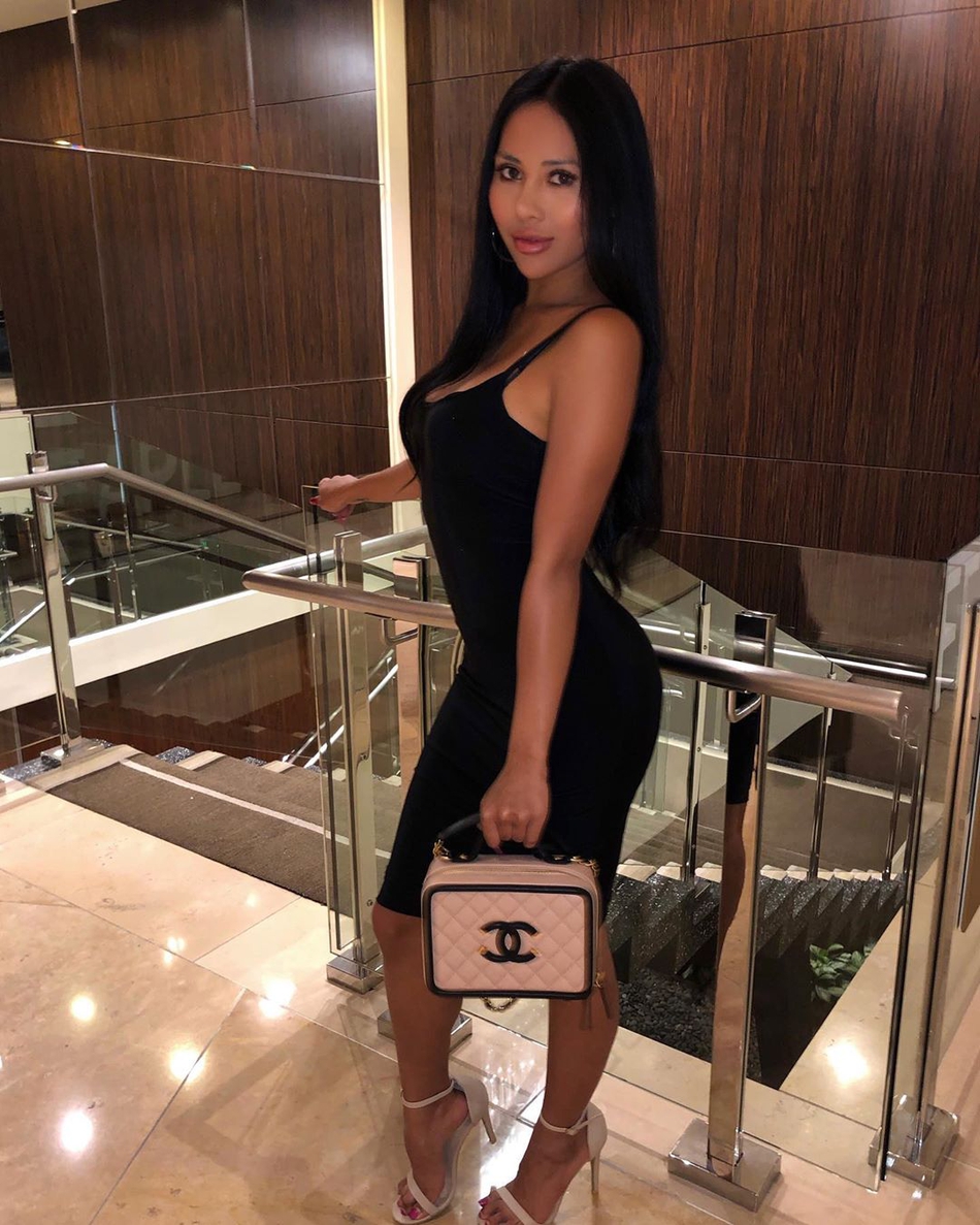 库兹马女友曝光!完美身材虐詹娜十条街,曾是位体育记者