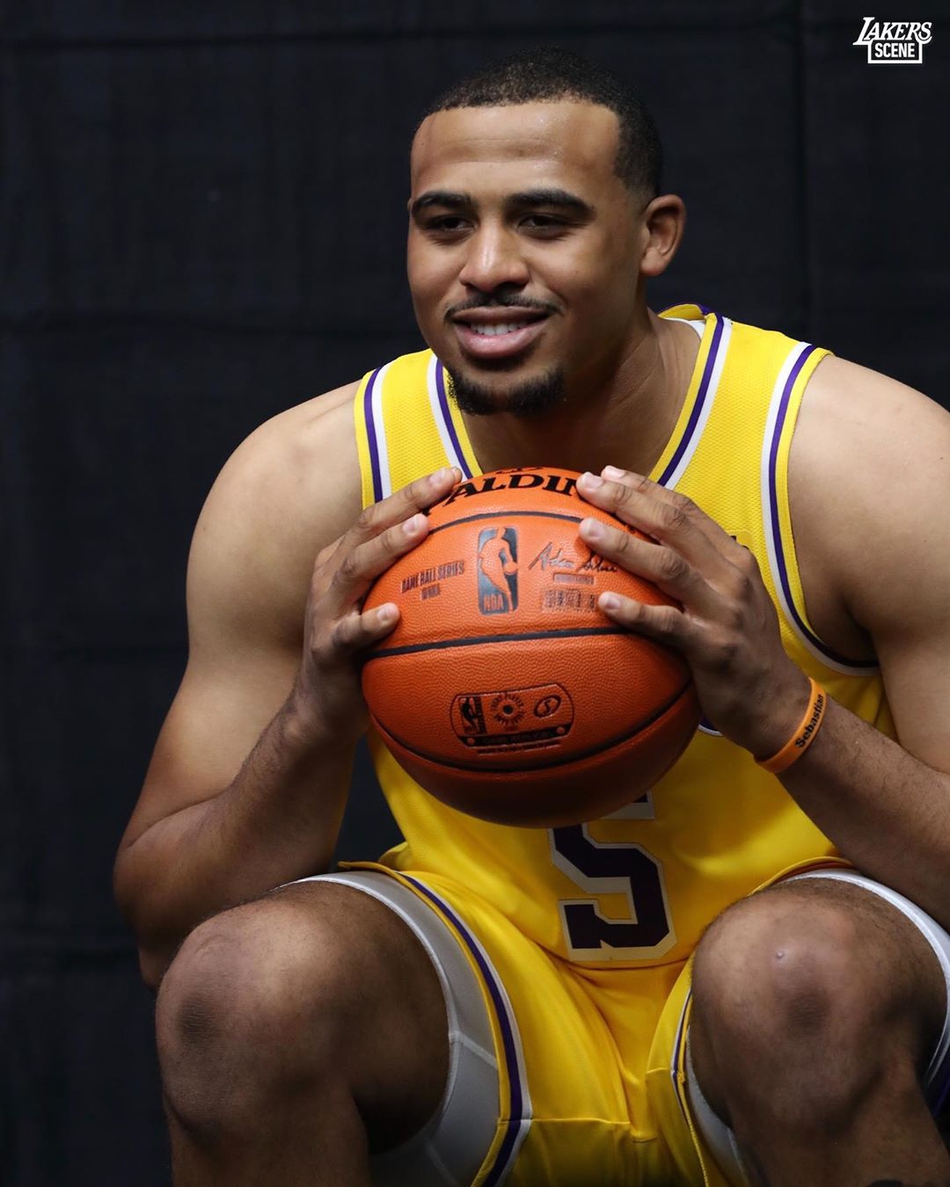 湖人新赛季媒体日！詹皇戴金项链，浓眉魔兽库兹马帅气逼人