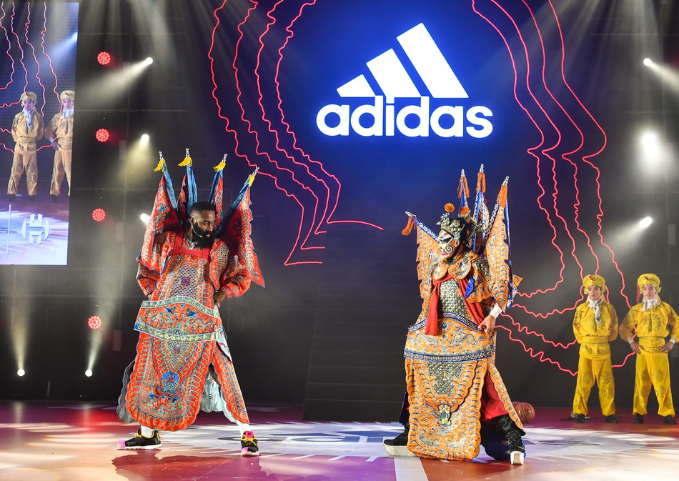 哈登中国行：化身京剧演员现场飙戏，被女拉拉队员众星捧月