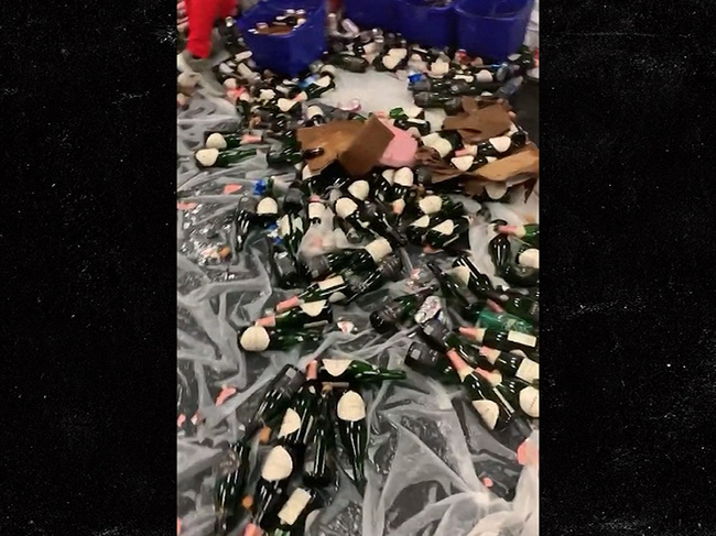 猛龙夺冠后更衣室狂欢！香槟飞舞酒瓶成山，莱昂纳德笑开花了