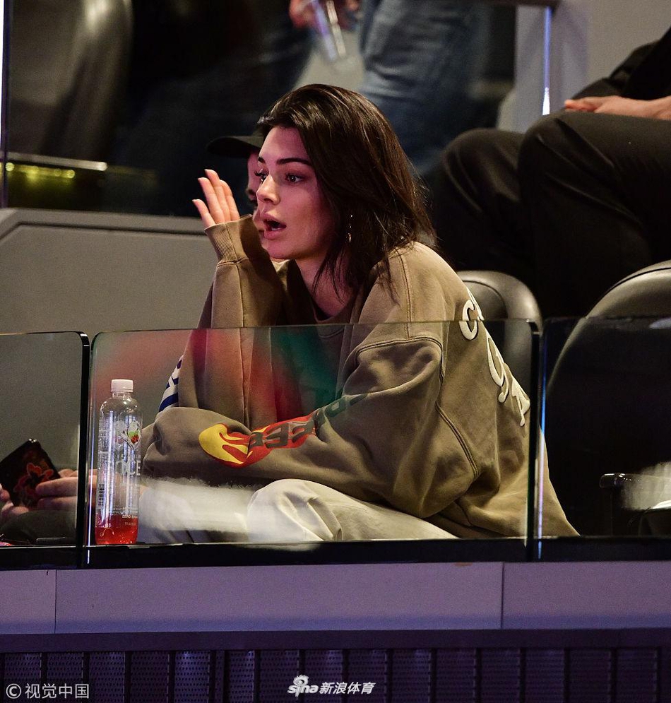 詹娜在斯台普斯中心为男友助威！这里也是她的主场