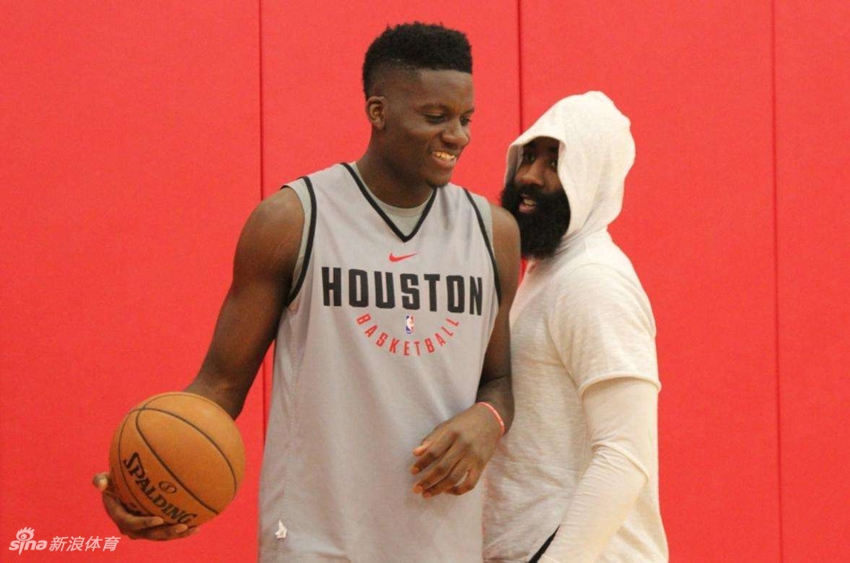 9.克林特-卡培拉与休斯顿火箭续约