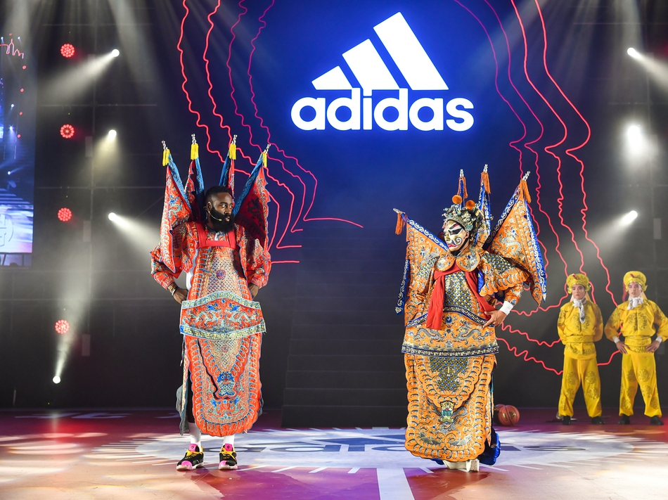 哈登中国行：化身京剧演员现场飙戏，被女拉拉队员众星捧月