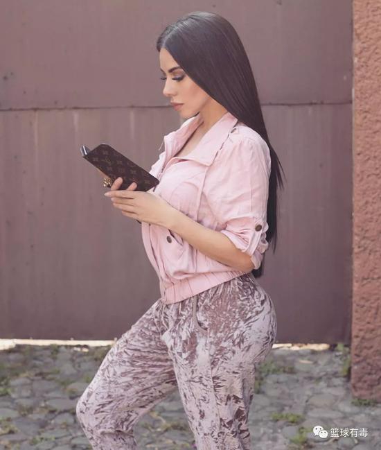 前凸后翘有颜有马甲线！球哥有属于他的卡戴珊